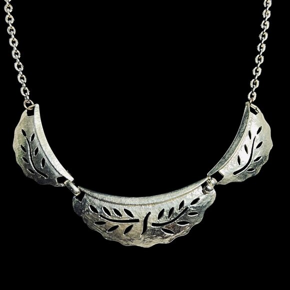 Vintage Gold Tone Leaf Bib Necklace And Clip On Earrings Set (5726) - Picture 3 of 10